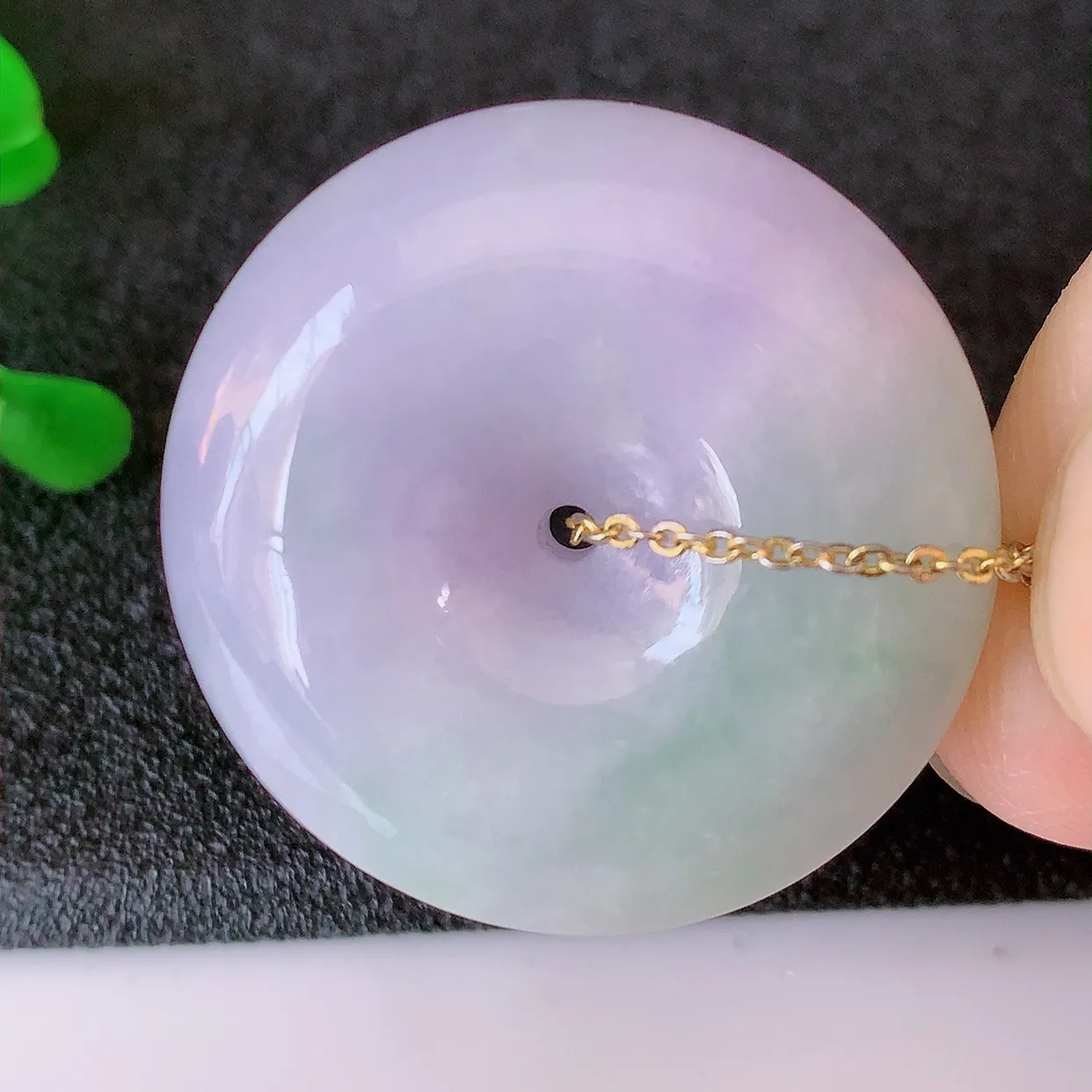 自然光实拍，冰润春带彩翡翠平安扣吊坠，玉扣，平安是福；很美的料子，平安扣佩戴优雅迷人！#05.27