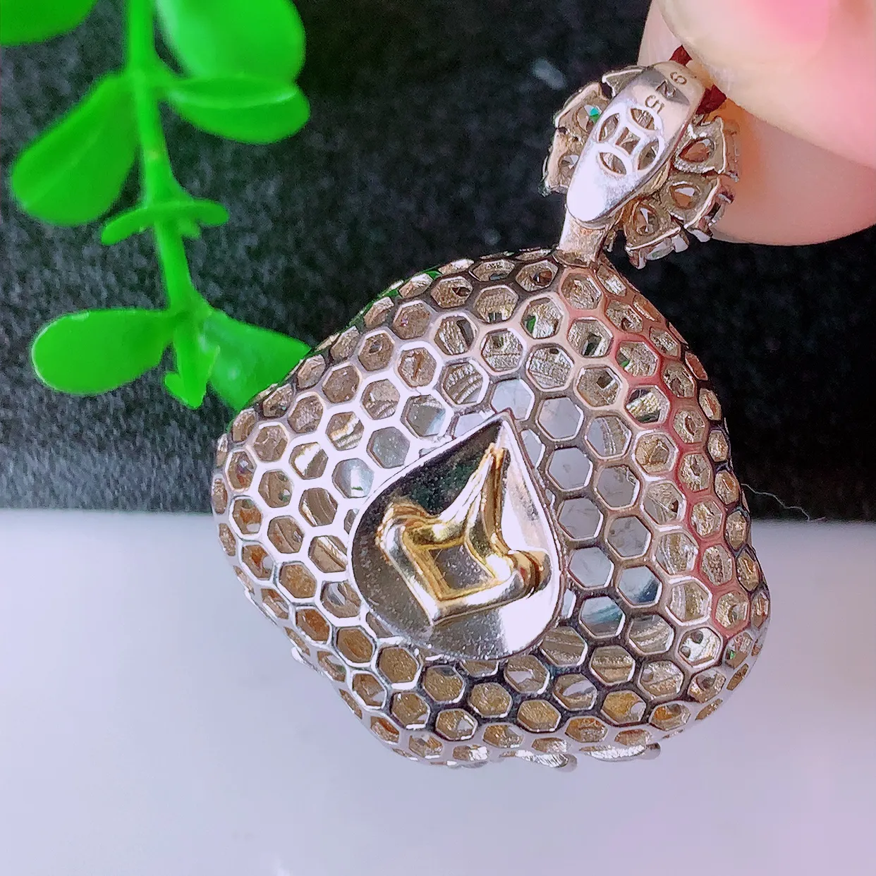 冰透满绿翡翠925银镶嵌佛公吊坠，自然光实拍，翠色灵动，颜色漂亮，种老水足，品相佳，佩戴佳品！#97.27整体33.5*26.5*12.8裸裸20/15.5