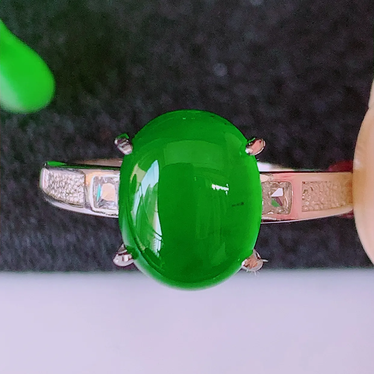 冰透满绿翡翠925银镶嵌戒指，自然光实拍，翠色灵动，颜色漂亮，种老水足，品相佳，佩戴佳品！#97.27（圈口可调大小）整体25*17.2*6.8裸裸10*8