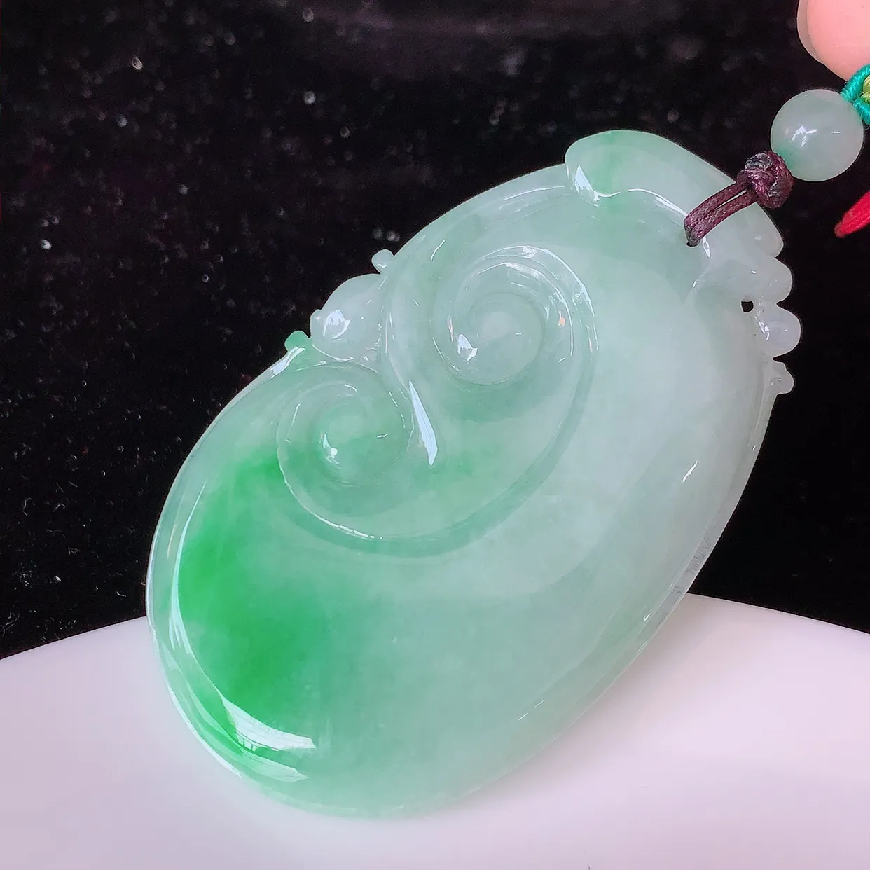 自然光实拍，大件冰润飘绿翡翠如意吊坠，玉坠百搭又精致，寓意着吉祥，事事如意！#46.27