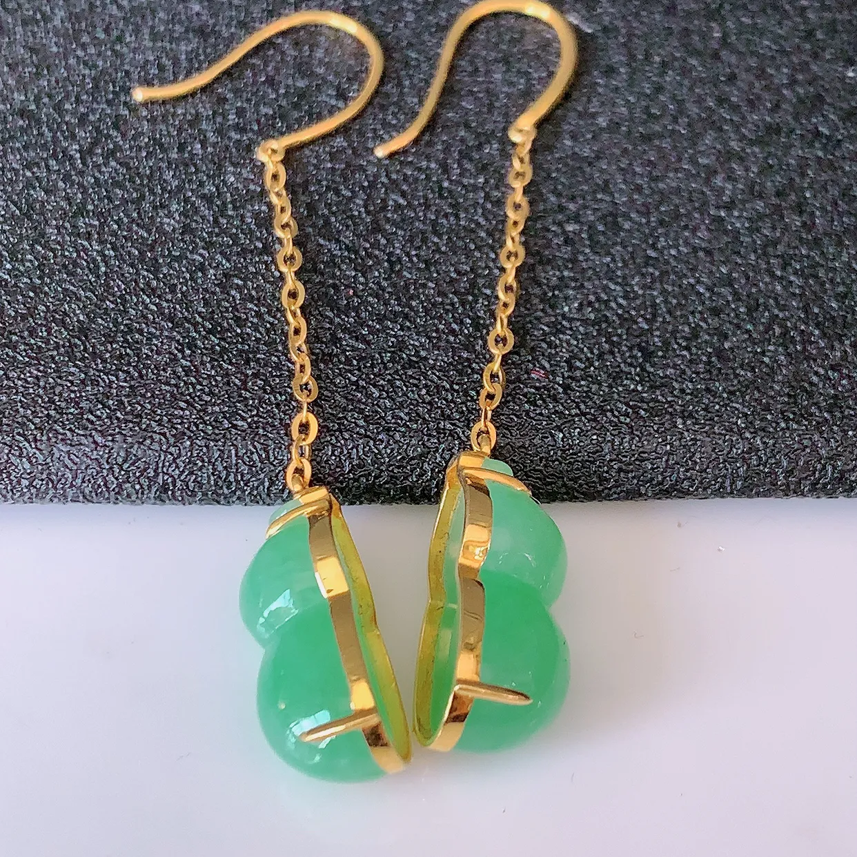 18k金镶嵌满绿翡翠葫芦耳坠，沁人心脾，耳坠佩戴效果大气出众，尽显气质。种水好，胶感足，颜相当漂亮，高性价比，值得入手品鉴！#42.27整体47.5*6.6*6.6裸裸15*6.6