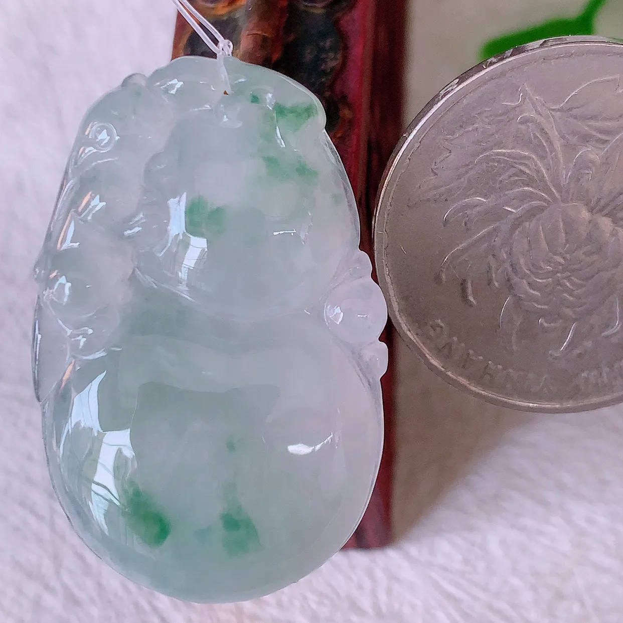 自然光实拍，冰种飘花葫芦吊坠，寓意福禄双全，财源滚滚，清新脱俗，佩戴效果优雅迷人！#49.27