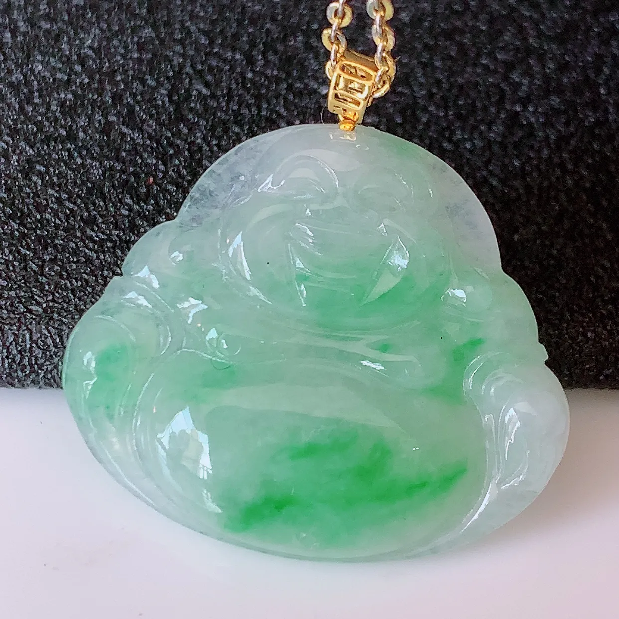 18K金镶嵌冰润飘绿翡翠佛公吊坠，玉质细腻，时‮大尚‬方，款式经典，佩戴优雅高贵上档次！#42.27