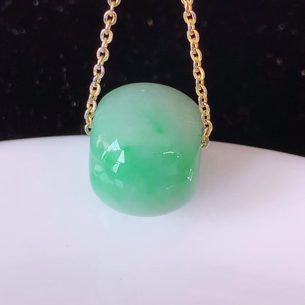 自然光实拍，冰润飘绿路路通翡翠吊坠，寓意好运连连，路路畅通，经典款式，财运滚滚，路路通，佩戴效果更好！配图银链子#05.27