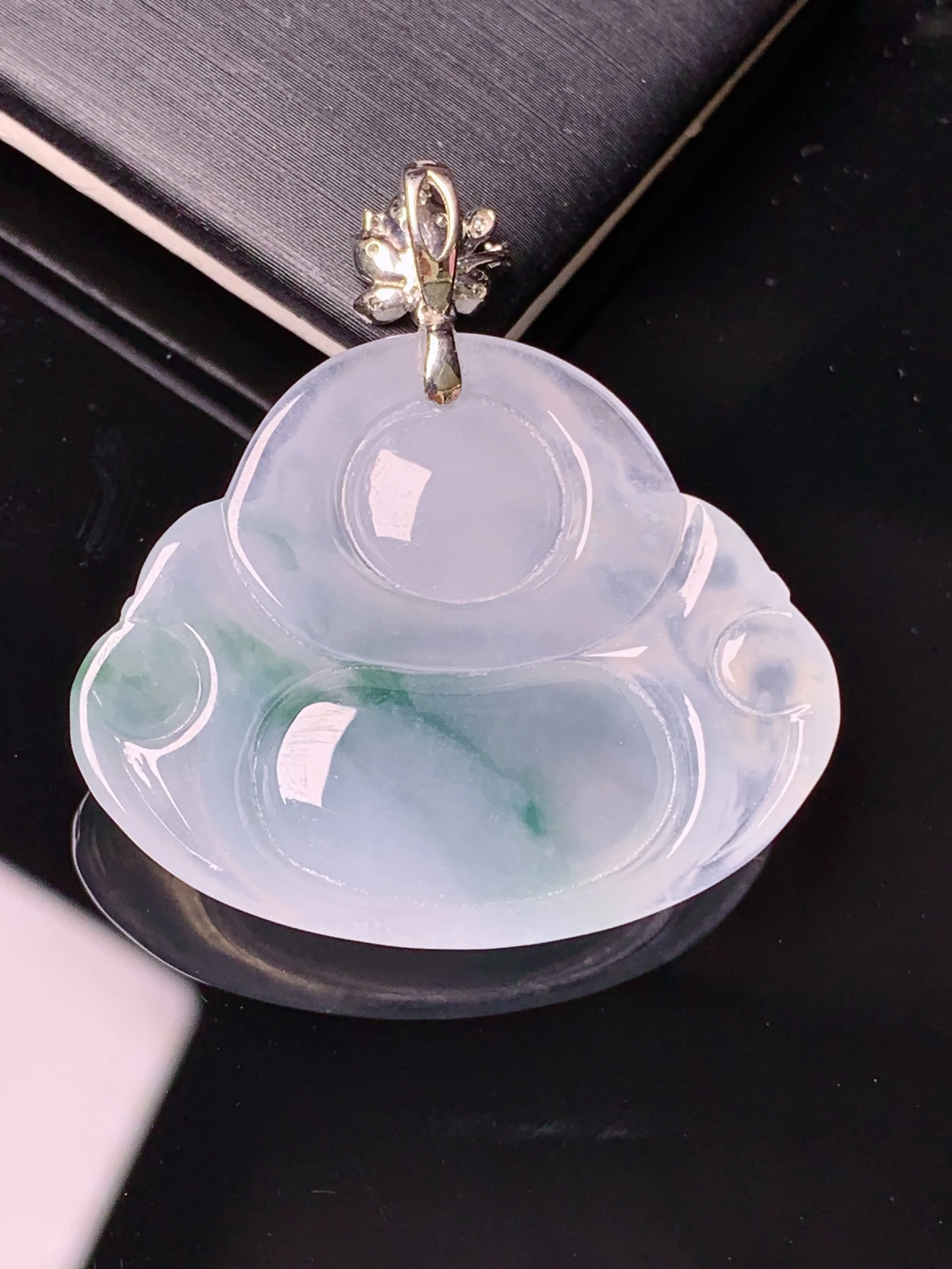 18k金钻镶嵌飘绿佛公吊坠 玉质细腻 色泽艳丽清新 整体尺寸35.2*33.2*6.2