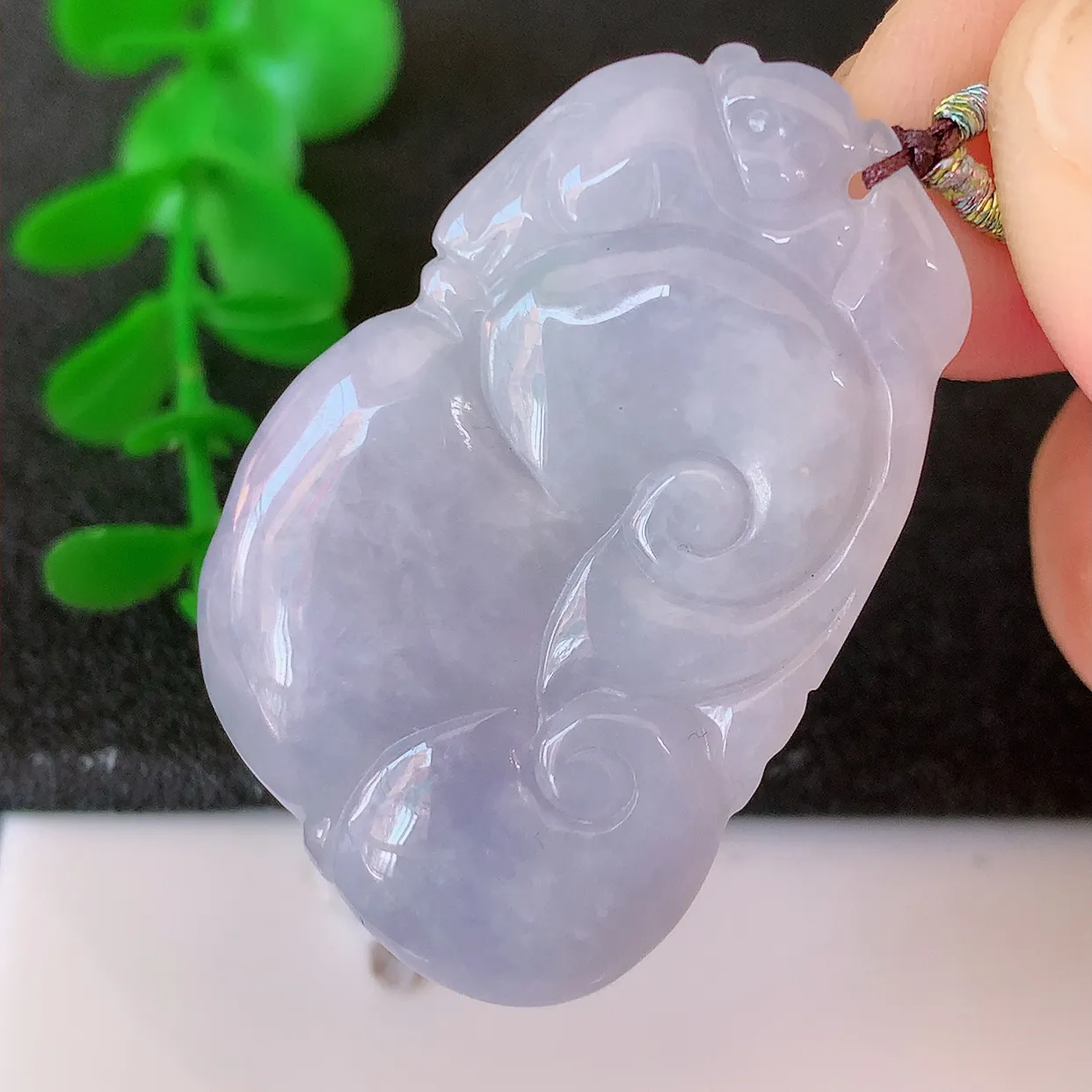 自然光实拍，冰润紫罗兰翡翠万事如意吊坠，种老水足，雕工精湛 ，寓意美好，佩戴时尚出众！#57.25