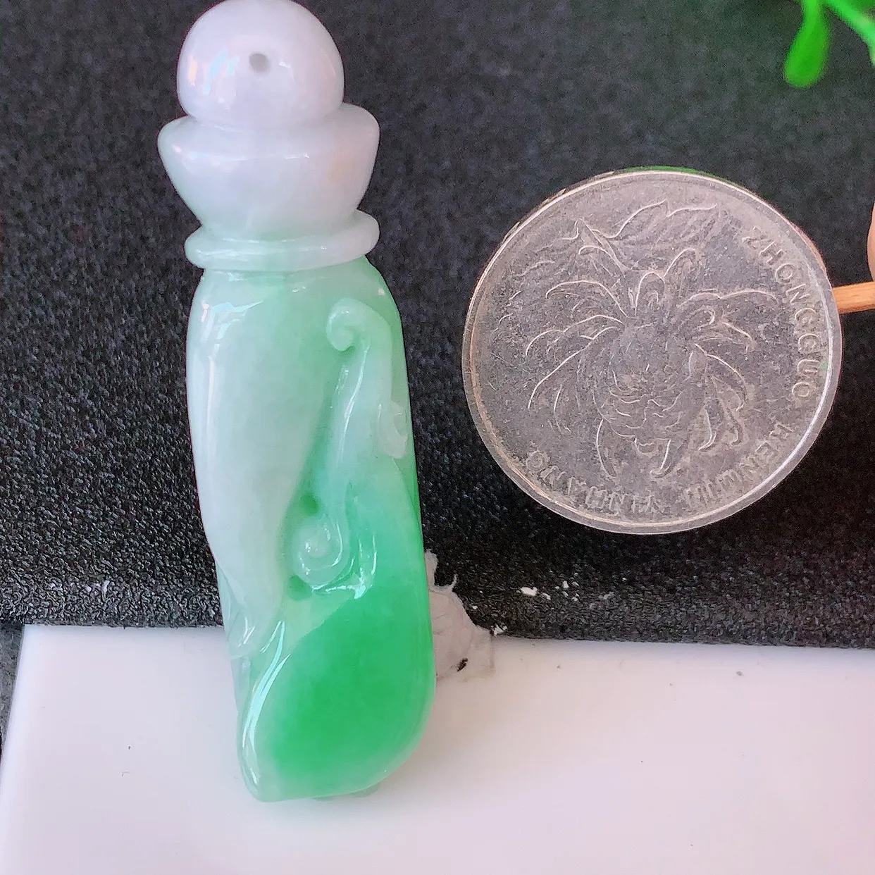 自然光实拍，冰润飘绿翡翠掌上明珠吊坠，种老水足，雕工精湛 ，寓意美好，佩戴时尚出众！#46.25