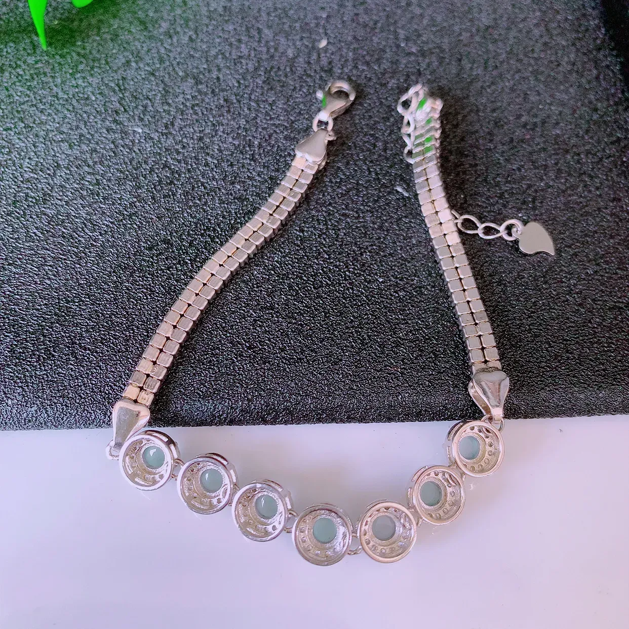 冰透满绿翡翠925银镶嵌手链，自然光实拍，翠色灵动，颜色漂亮，种老水足，品相佳，佩戴佳品！#97.27取一整体6.5*6.5*5.2裸裸4.2*4.2