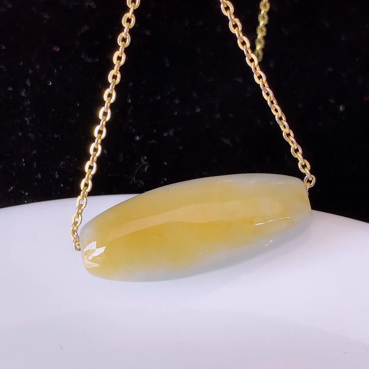 自然光实拍，冰润黄翡双彩翡翠路路通吊坠，寓意时来运转、财源滚滚，款式新颖时尚，日常百搭的款！配图银链