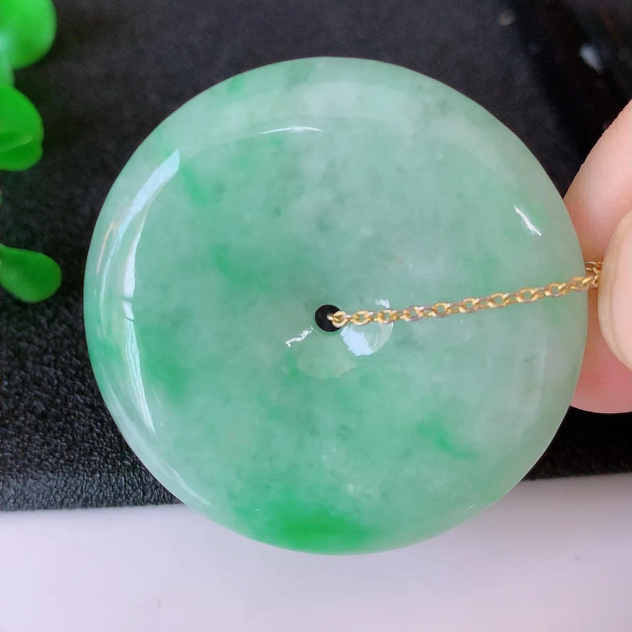 自然光实拍，冰大件飘绿翡翠平安扣吊坠，玉扣，平安是福；很美的料子，平安扣佩戴优雅迷人！#05.27