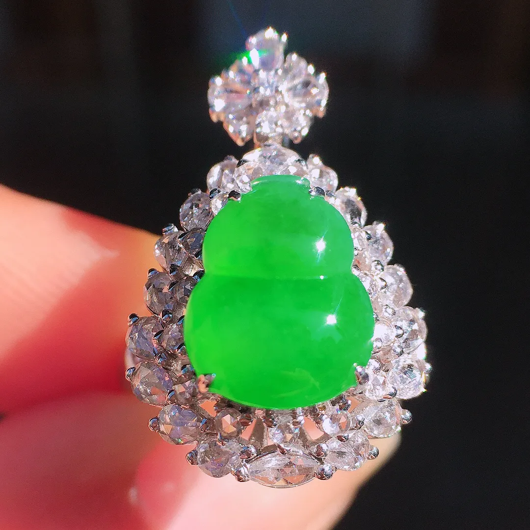 阳绿葫芦戒指/吊坠两用款，色泽均匀艳丽，玉质细腻，荧光感超
强，饱满圆润，尽显优雅气质，18k
金豪