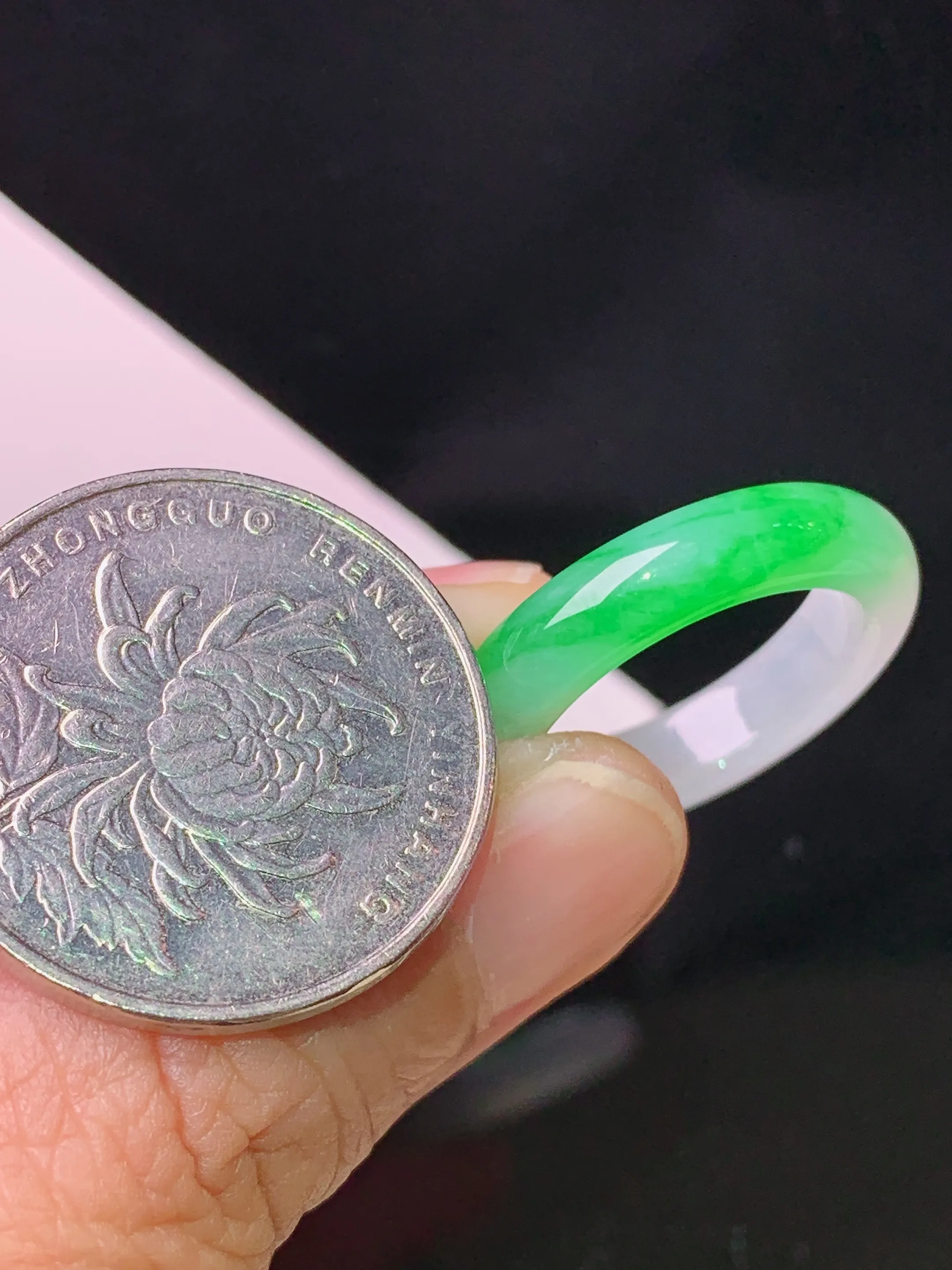 飘绿指环 玉质细腻 色泽艳丽清新 整体尺寸24.5*4.6*3.8 圈口14.5