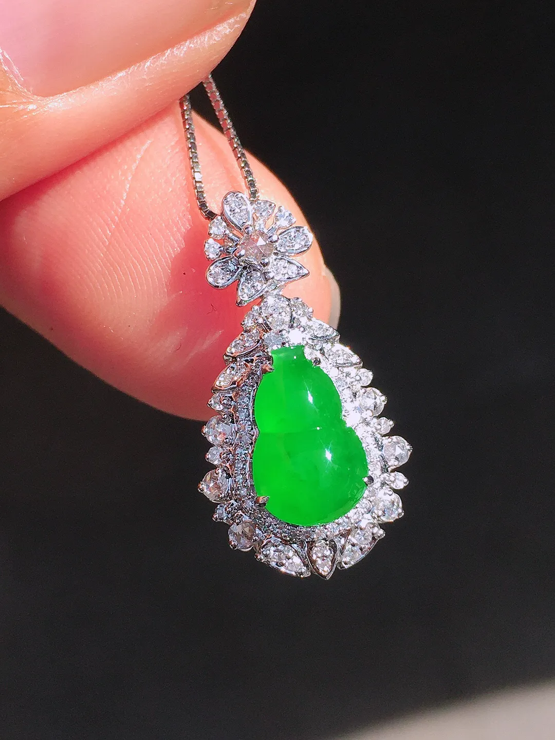 阳绿葫芦吊坠，色泽均匀艳丽，玉质细腻，荧光感超
强，饱满圆润，尽显优雅气质，18k
金豪华镶嵌