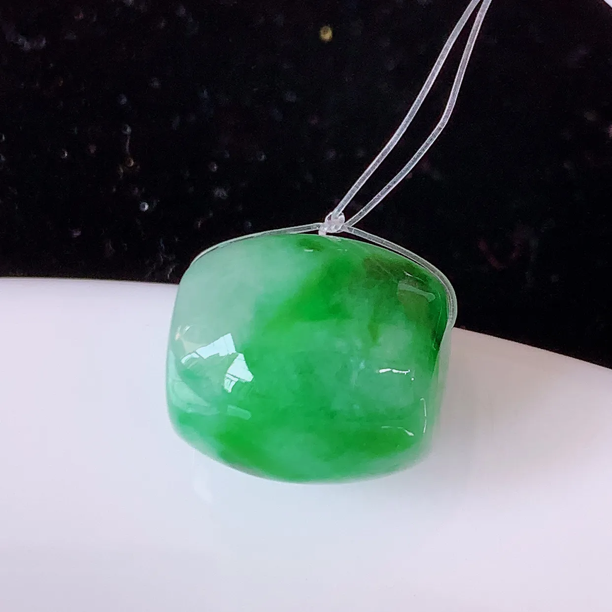 自然光实拍，冰润飘绿翡翠路路通吊坠，寓意时来运转、财源滚滚，款式新颖时尚，日常百搭的款！配图银链#49.27