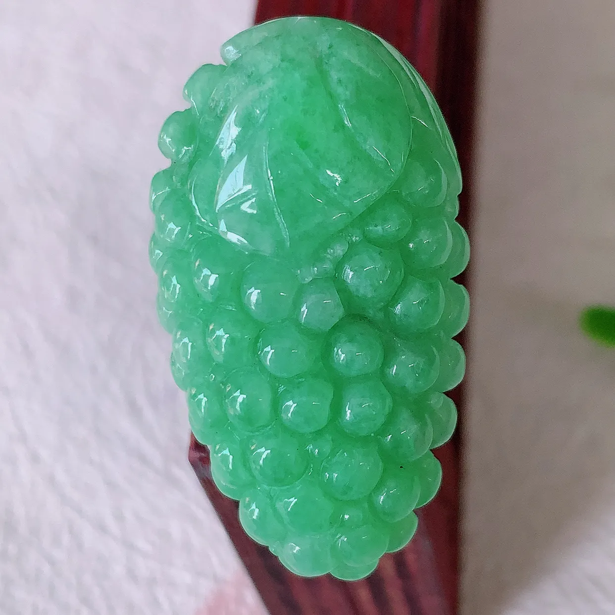 自然光实拍，冰润满绿翡翠葡萄吊坠，多子多福，种老水足，雕工精湛 ，寓意美好，佩戴时尚出众！#57.2