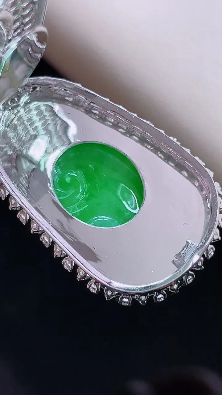 【翡翠名称】老坑种18K金镶钻冰阳绿如意吊坠挂件
【翡翠尺寸】含金40.2/19.9/7.4mm
【翡翠描述】宝贝种老水足，玉质细腻，色泽靓丽，性价比高，佩戴效果好！
【其它赠送】权威证书/精美挂绳/盒子/支持全国复检(七天无理由退换货买家只须付来回邮费即可）