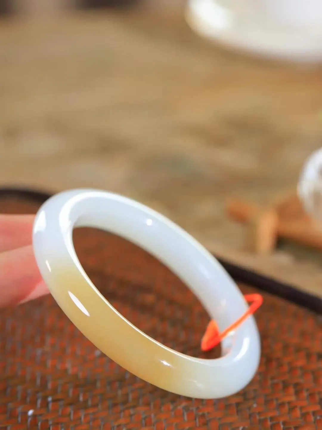 （柔情似水.手镯）

收藏级和田玉糖白玉手镯，玉质温润细腻，镯型饱满圆润，优雅知性，姽婳于幽静兮，又婆娑乎人间，经典款型，古朴典雅。极具灵性，腕间风情，风姿卓越。 重60.84克   尺寸58.5-11-10.7mm    FDL-361102826