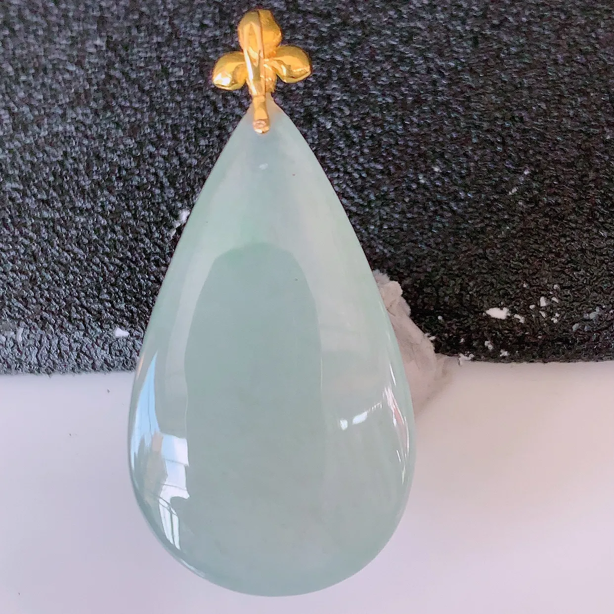 18K金镶嵌冰种飘绿翡翠水滴吊坠，品相佳，颜色漂亮，佩戴时尚优雅，尽显气质。水滴寓意“水滴聚财，坚持不懈，如水爱心” #94.27