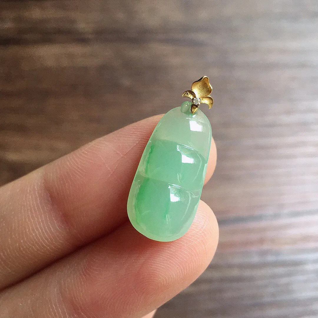 冰果绿福豆吊坠，18k金扣头，冰润细腻，色甜，种水足，001 尺寸23*9.2*5.3