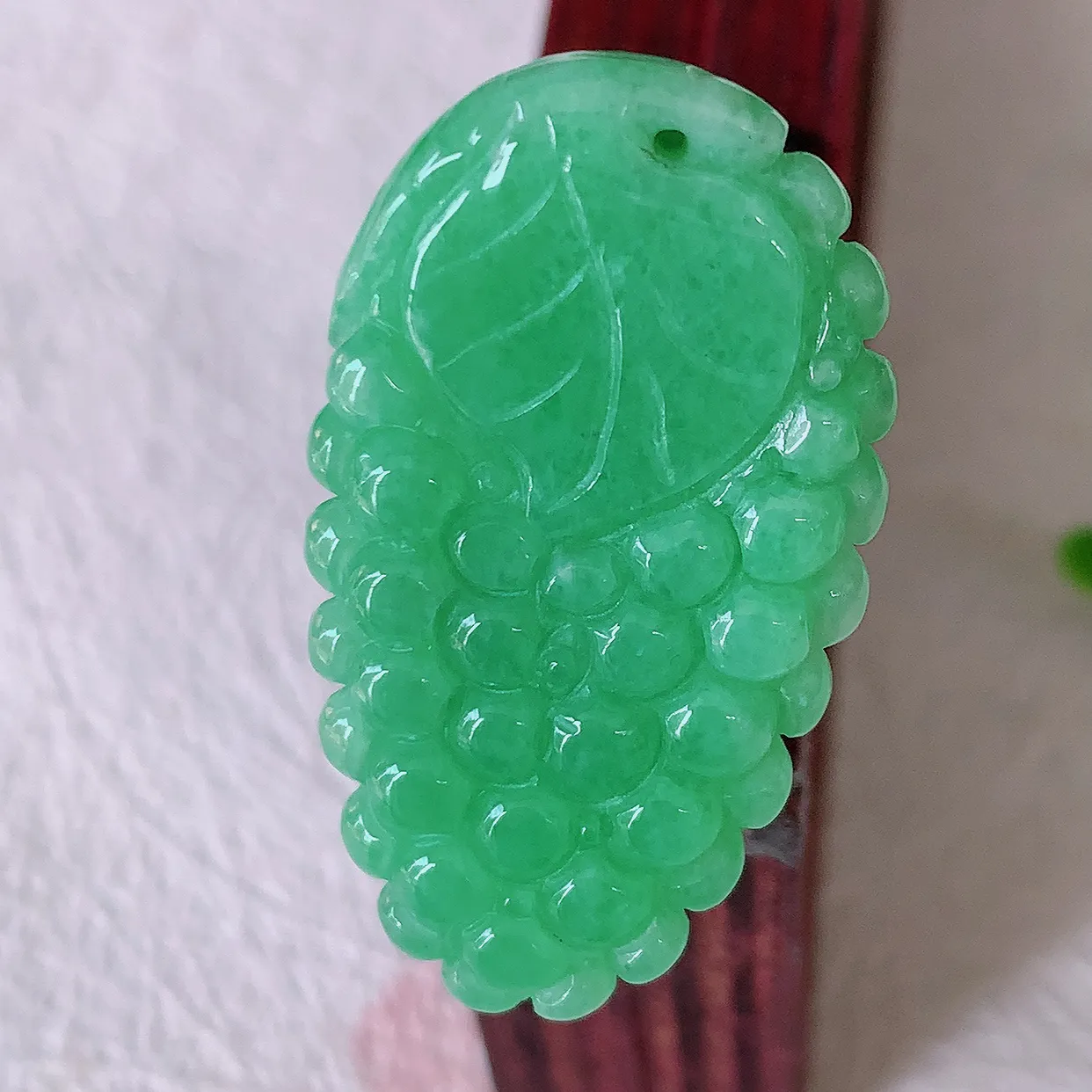自然光实拍，冰润满绿翡翠葡萄吊坠，多子多福，种老水足，雕工精湛 ，寓意美好，佩戴时尚出众！#57.27