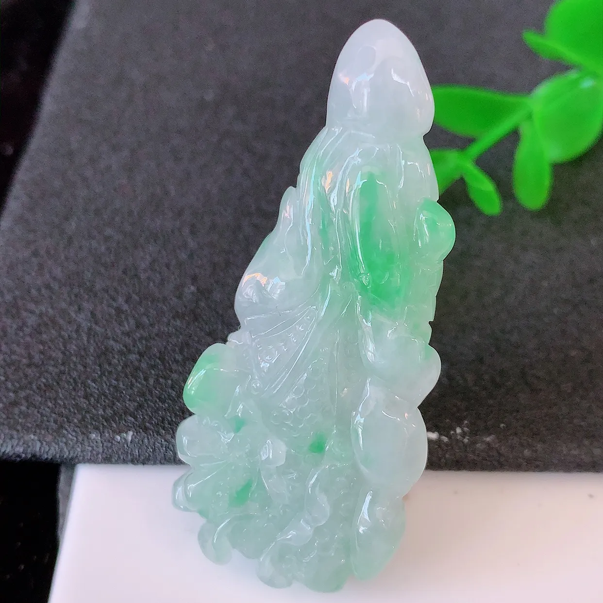 自然光实拍，冰润飘绿翡翠招百财白菜吊坠，百财聚来，财源滚滚，色泽鲜艳，精工水润的白菜，性价比高！#57.25