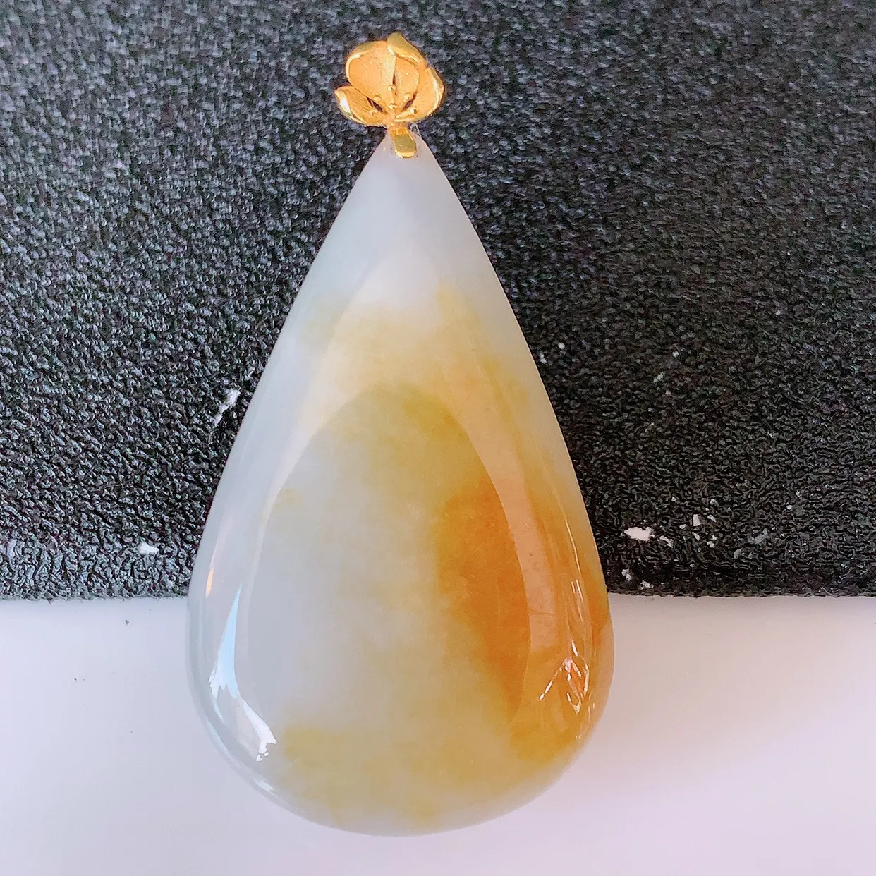 18K金镶嵌黄翡双彩翡翠水滴吊坠，品相佳，颜色漂亮，佩戴时尚优雅，尽显气质。水滴寓意“水滴聚财，坚持