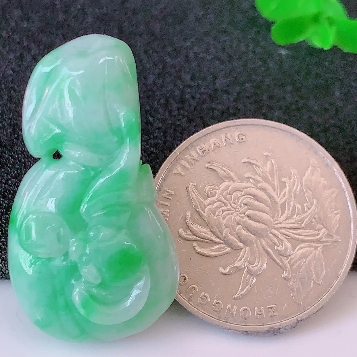 自然光实拍，冰润飘绿招财钱袋子吊坠，寓意“代代有福，代代有财，腰缠万贯”玉质细腻，佩戴效果佳！#05.25