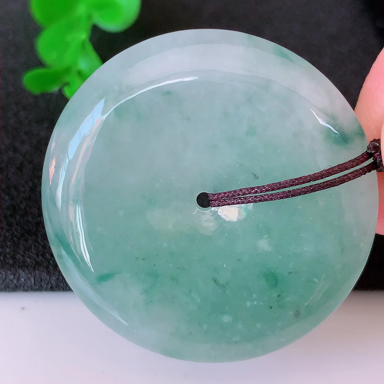 自然光实拍，大件冰飘花翡翠平安扣吊坠，玉扣，平安是福；很美的料子，平安扣佩戴优雅迷人！#05.25