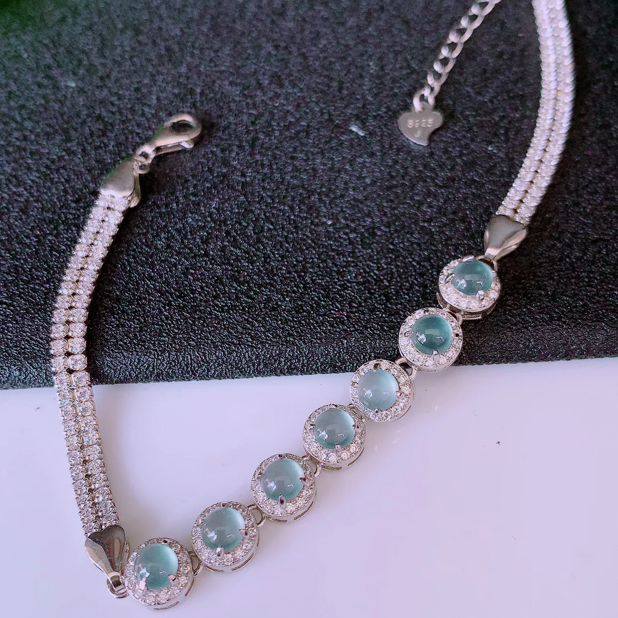 冰透满绿翡翠925银镶嵌手链，自然光实拍，翠色灵动，颜色漂亮，种老水足，品相佳，佩戴佳品！#97.2