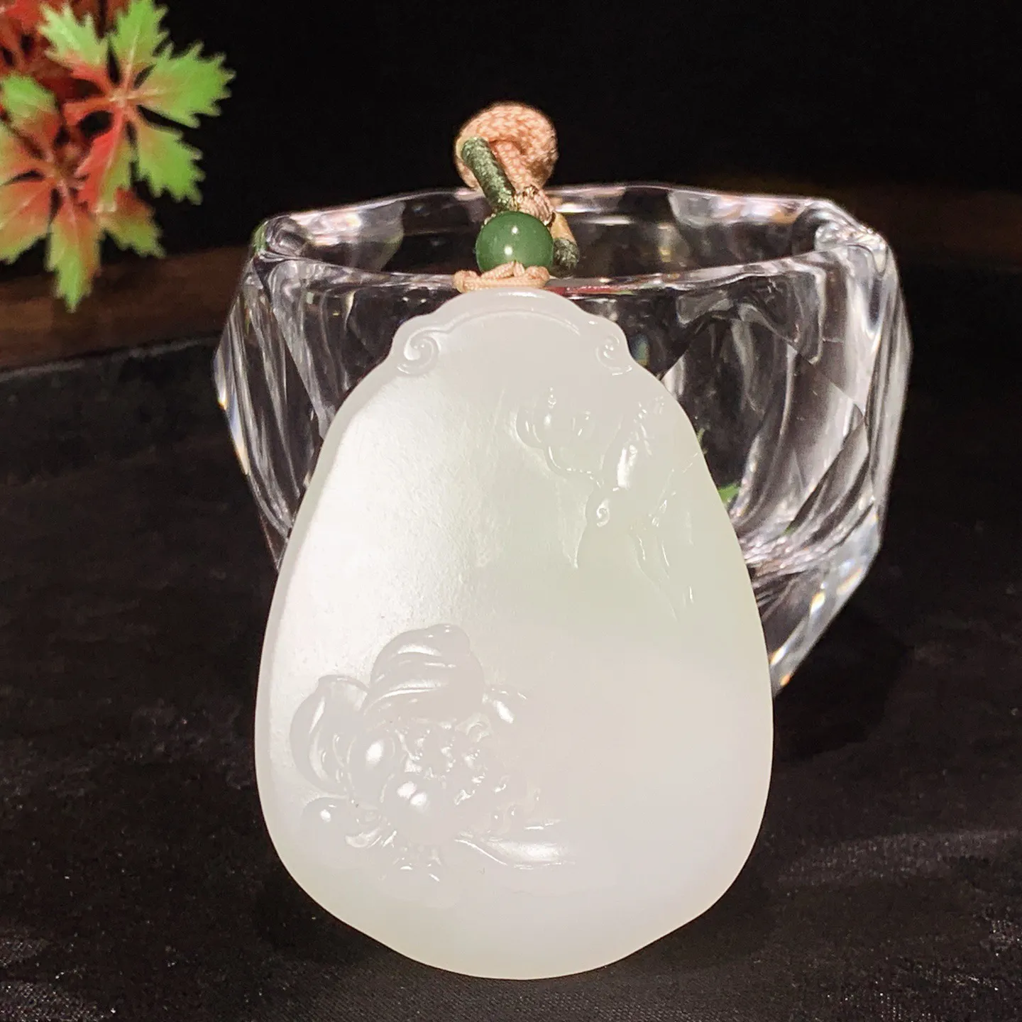 和田玉白玉羊脂白佛引福来挂件。尺寸52/39/16重53克。白度一级。玉质细腻油润。手推出油。佩戴高端典雅。lt251127