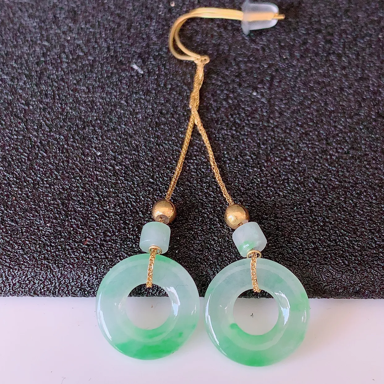 18k金镶嵌冰种飘绿翡翠平安扣耳坠，沁人心脾，耳坠佩戴效果大气出众，尽显气质。种水好，胶感足，颜相当漂亮，高性价比，值得入手品鉴！#41.27整体47裸裸11.8*2.5