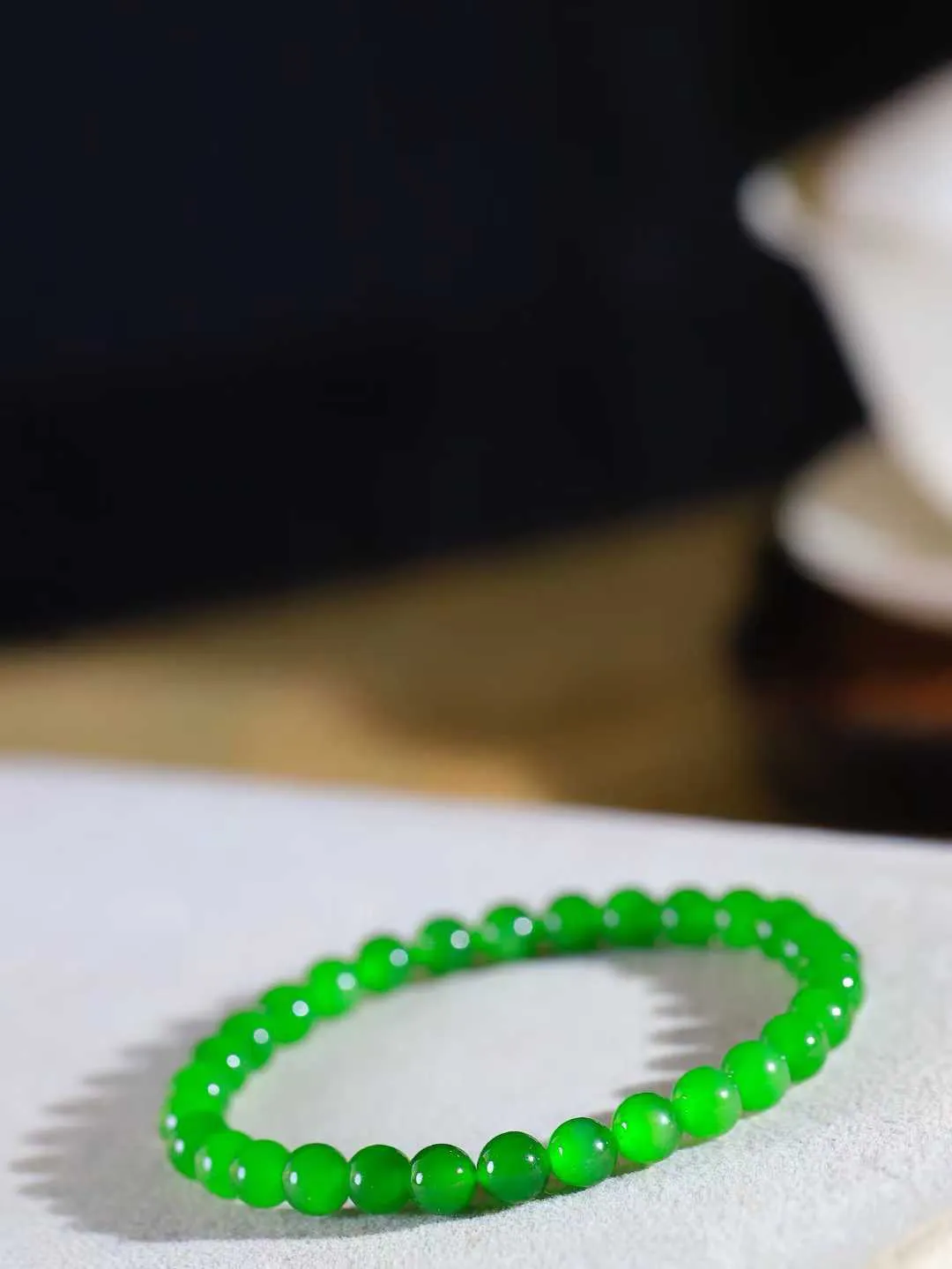 【珠圆玉润.手串】

精品和田玉碧玉微猫眼珠圆玉润手串 玉质温润细腻  整串打磨圆润，佩戴舒适。珠珠落玉盘，间关莺语花底滑，一生美好时光，无论身在何处，都有它相伴相守。事事顺遂，幸福美满，吉祥如意。重10.5克 尺寸取一6mm FDT-161102113