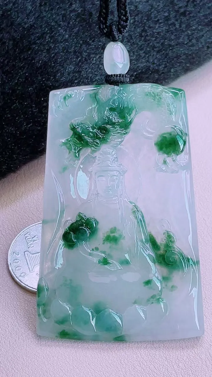 【翡翠名称】老坑种冰飘花素衣观音翡翠大挂件
【翡翠尺寸】69.3/45.3/5.5mm
【翡翠描述】宝贝种老水足，玉质细腻，色泽靓丽，性价比高，佩戴效果好！
【其它赠送】权威证书/精美挂绳/盒子/支持全国复检(七天无理由退换货买家只须付来回邮费即可）