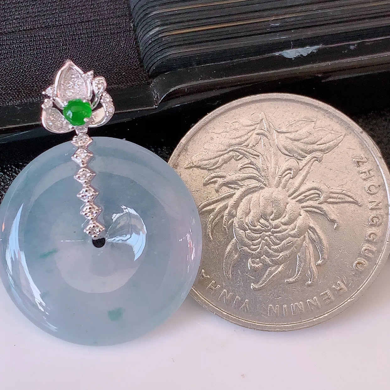 自然光实拍，18K金镶嵌冰种飘花翡翠平安扣吊坠，玉扣，冰润光泽，寓意平平安安，平安扣佩戴时尚漂亮！#00.25整体29*21.5-6.2裸石21.5*21.5