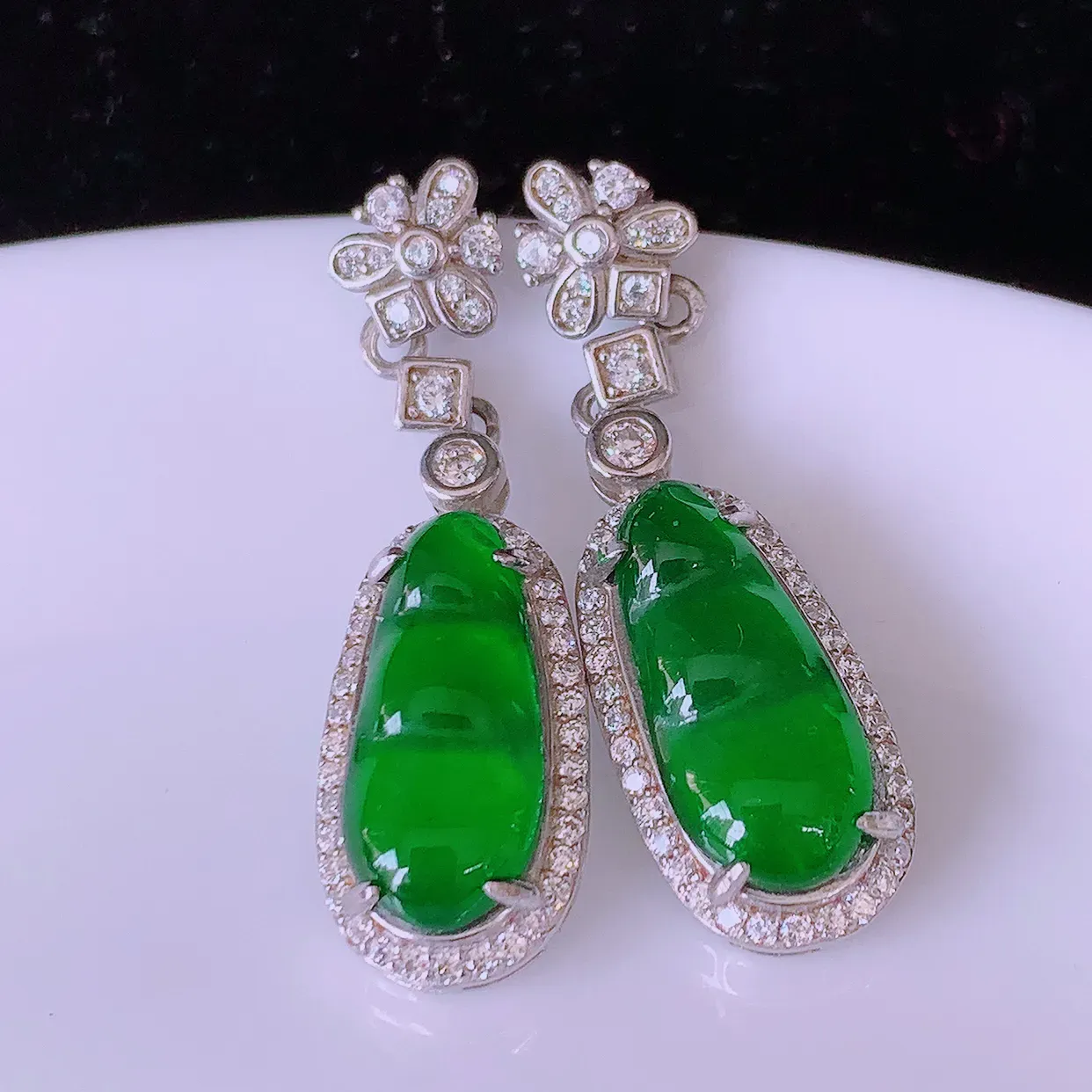 冰透满绿翡翠925银镶嵌福豆耳坠，自然光实拍，翠色灵动，颜色漂亮，种老水足，品相佳，佩戴佳品！#97