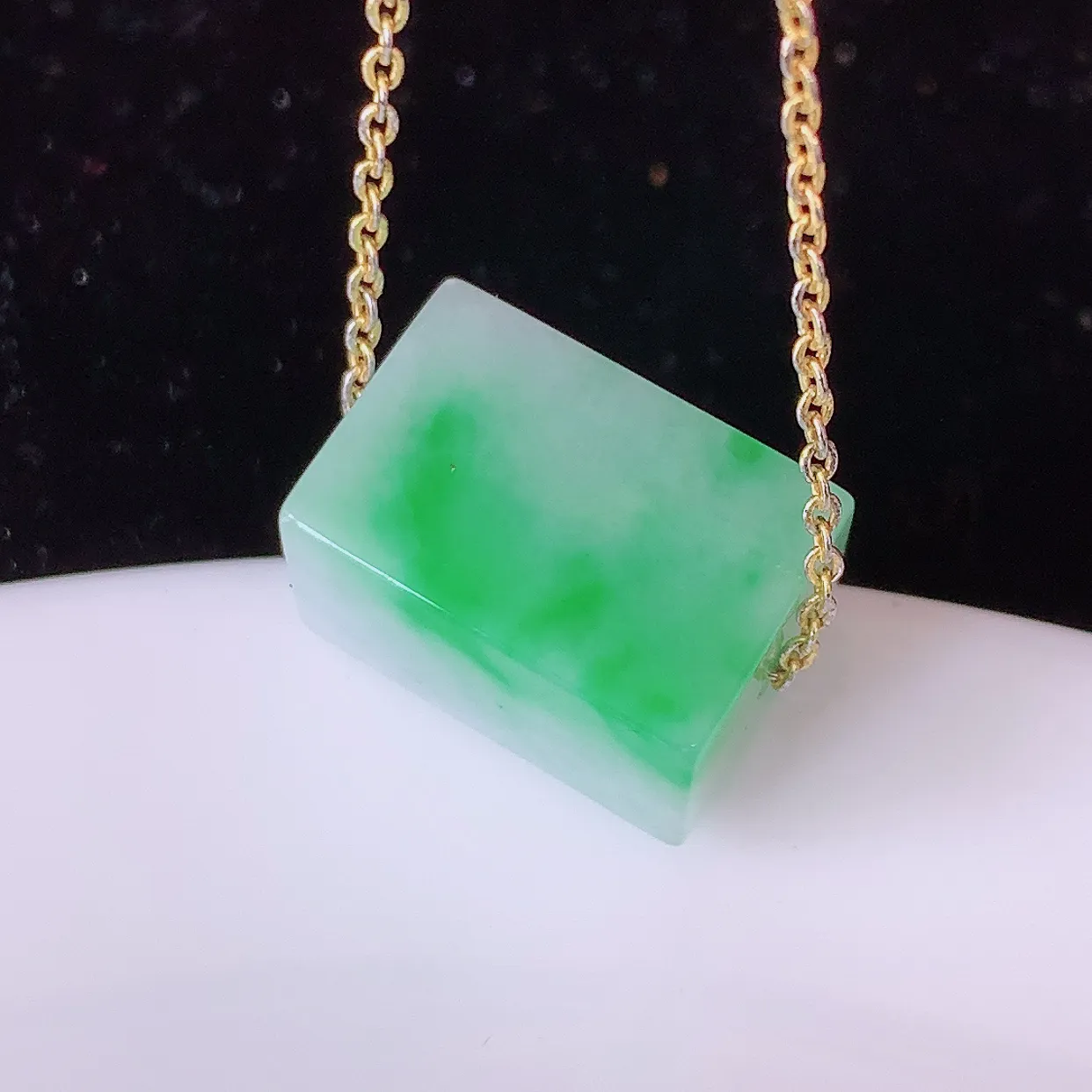 自然光实拍，冰润飘绿翡翠路路通吊坠，寓意好运连连，路路畅通，经典款式，财运滚滚，路路通，佩戴效果更好