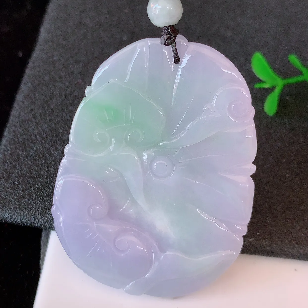 自然光实拍，冰润春带彩翡翠年年有余，自由自在玉吊坠，寓意财源广进，雕工婉约，栩栩如生，佩戴优雅迷人！#46.25