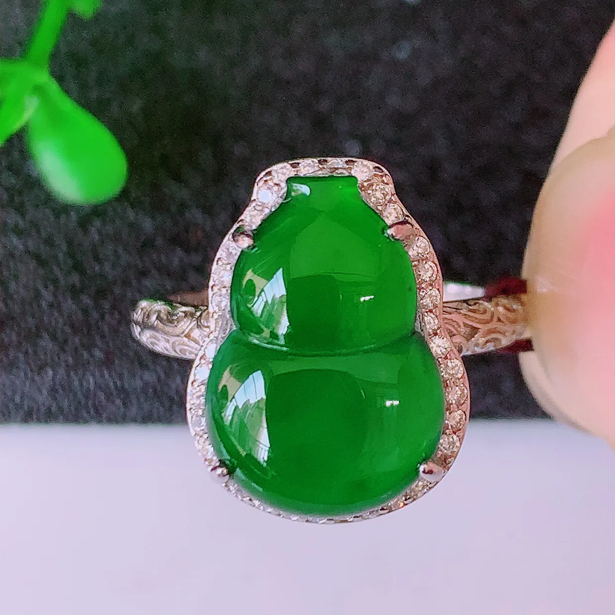 冰透满绿翡翠925银镶嵌葫芦戒指，自然光实拍，翠色灵动，颜色漂亮，种老水足，品相佳，佩戴佳品！#97.27（圈口可调大小）整体25.5*16.5*7.8裸裸14.5*10