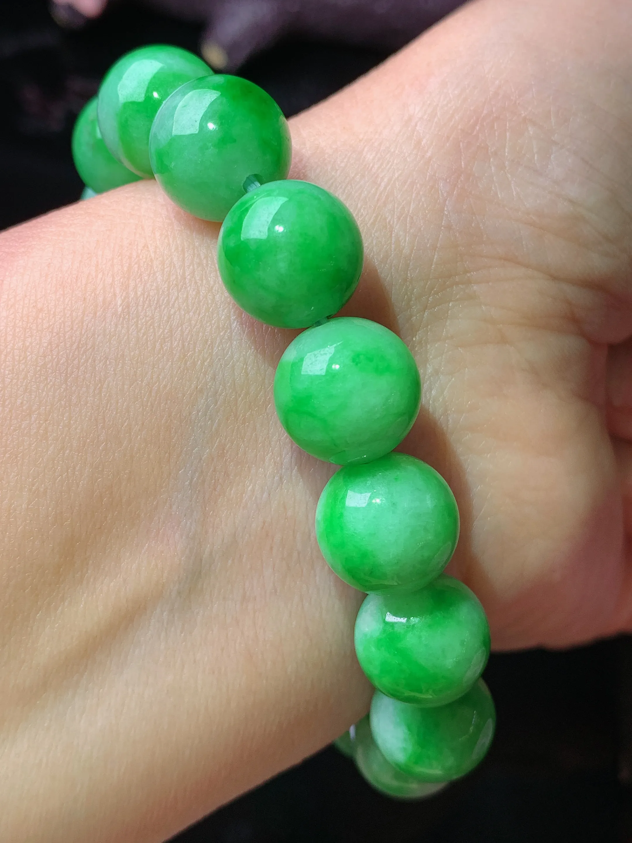 果绿圆珠手链 玉质细腻 色泽艳丽清新 整体尺寸11.8
