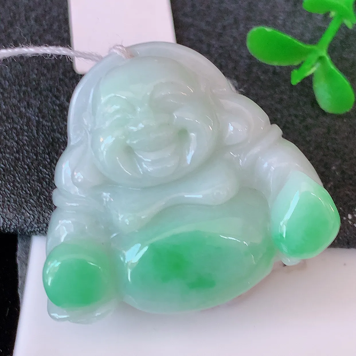 自然光实拍，冰润飘绿翡翠佛公吊坠，饱满， 佛公亦保平安，寓意有福（佛公）相伴，品相佳，配戴优雅迷人！#46.25