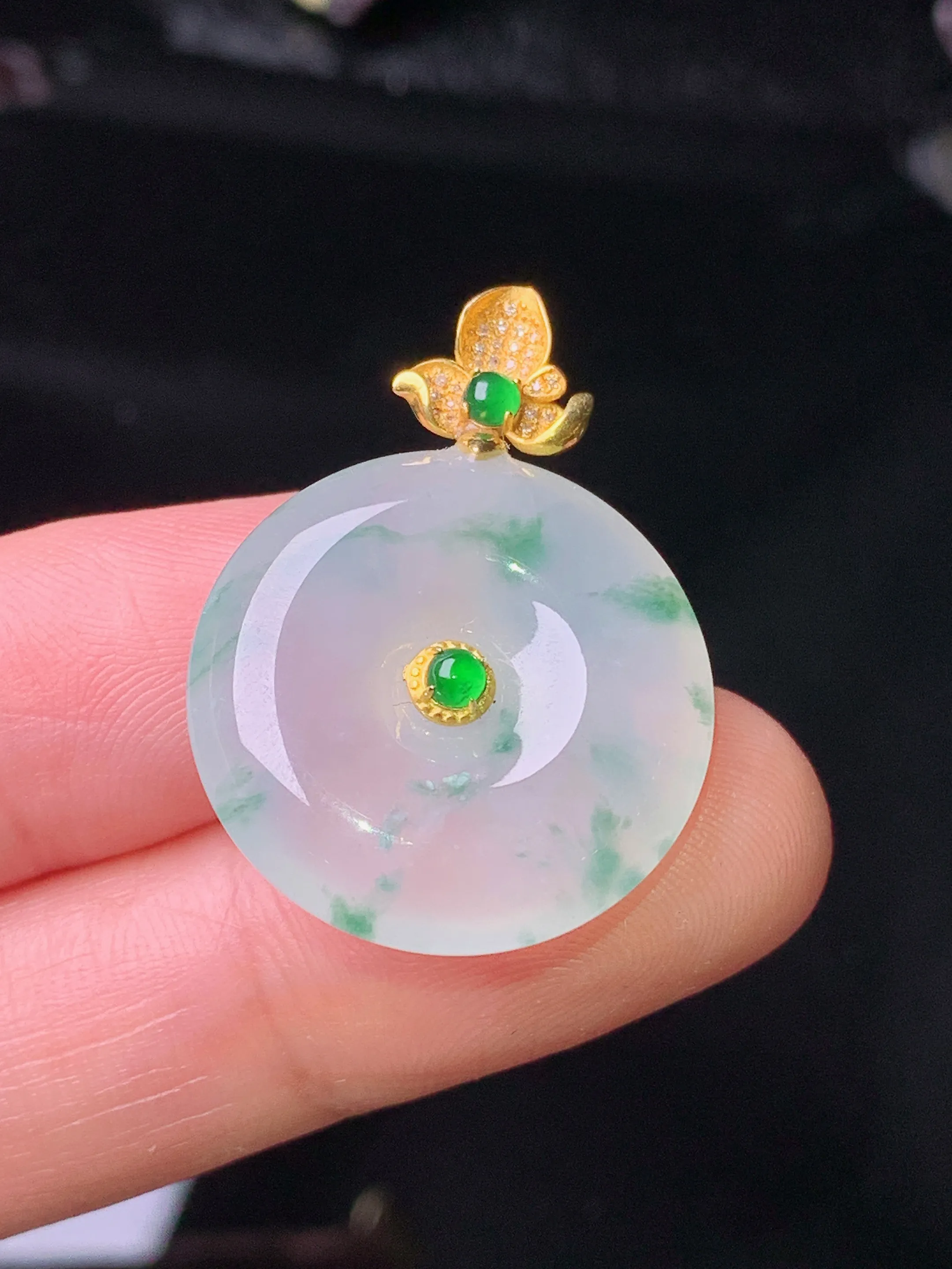 18k金钻镶嵌飘绿平安扣吊坠 玉质细腻 色泽艳丽清新 整体尺寸29.2*21.2*6.2