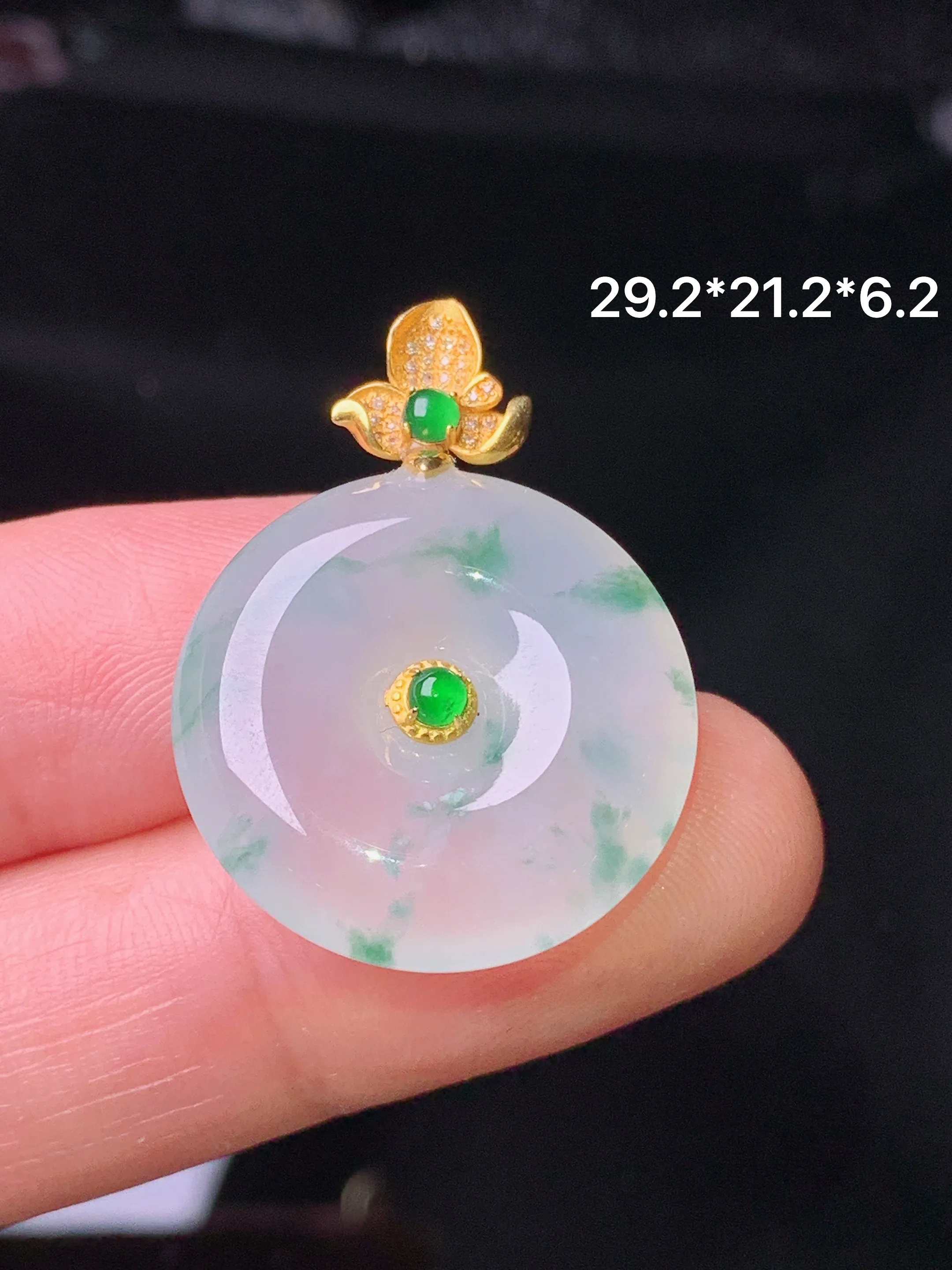 18k金钻镶嵌飘绿平安扣吊坠 玉质细腻 色泽艳丽清新 整体尺寸29.2*21.2*6.2