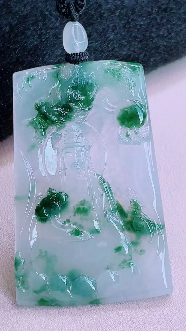 【翡翠名称】老坑种冰飘花素衣观音翡翠大挂件
【翡翠尺寸】69.3/45.3/5.5mm
【翡翠描述】宝贝种老水足，玉质细腻，色泽靓丽，性价比高，佩戴效果好！
【其它赠送】权威证书/精美挂绳/盒子/支持全国复检(七天无理由退换货买家只须付来回邮费即可）