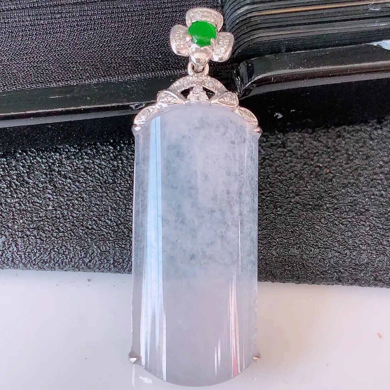 自然光实拍，18K金镶嵌冰种翡翠平安无事牌吊坠，翡翠无事牌，平平安安，无事牌翠色灵动，佩戴平安时尚！#00.25整体35.5-12.5-5.5裸石25.5*11.5