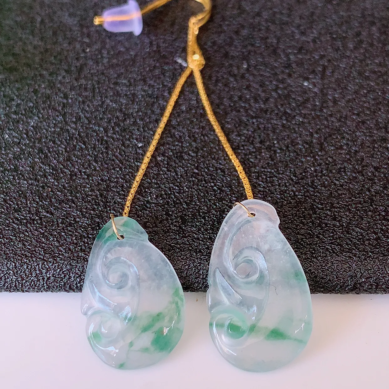 18k金镶嵌冰种飘花翡翠如意耳坠，沁人心脾，耳坠佩戴效果大气出众，尽显气质。种水好，胶感足，颜相当漂