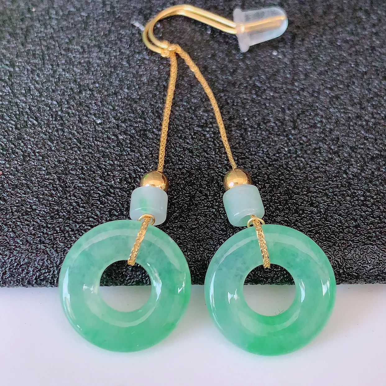 18k金镶嵌冰种飘绿翡翠平安扣耳坠，沁人心脾，耳坠佩戴效果大气出众，尽显气质。种水好，胶感足，颜相当漂亮，高性价比，值得入手品鉴！#41.25整体48裸石12.6-2.5