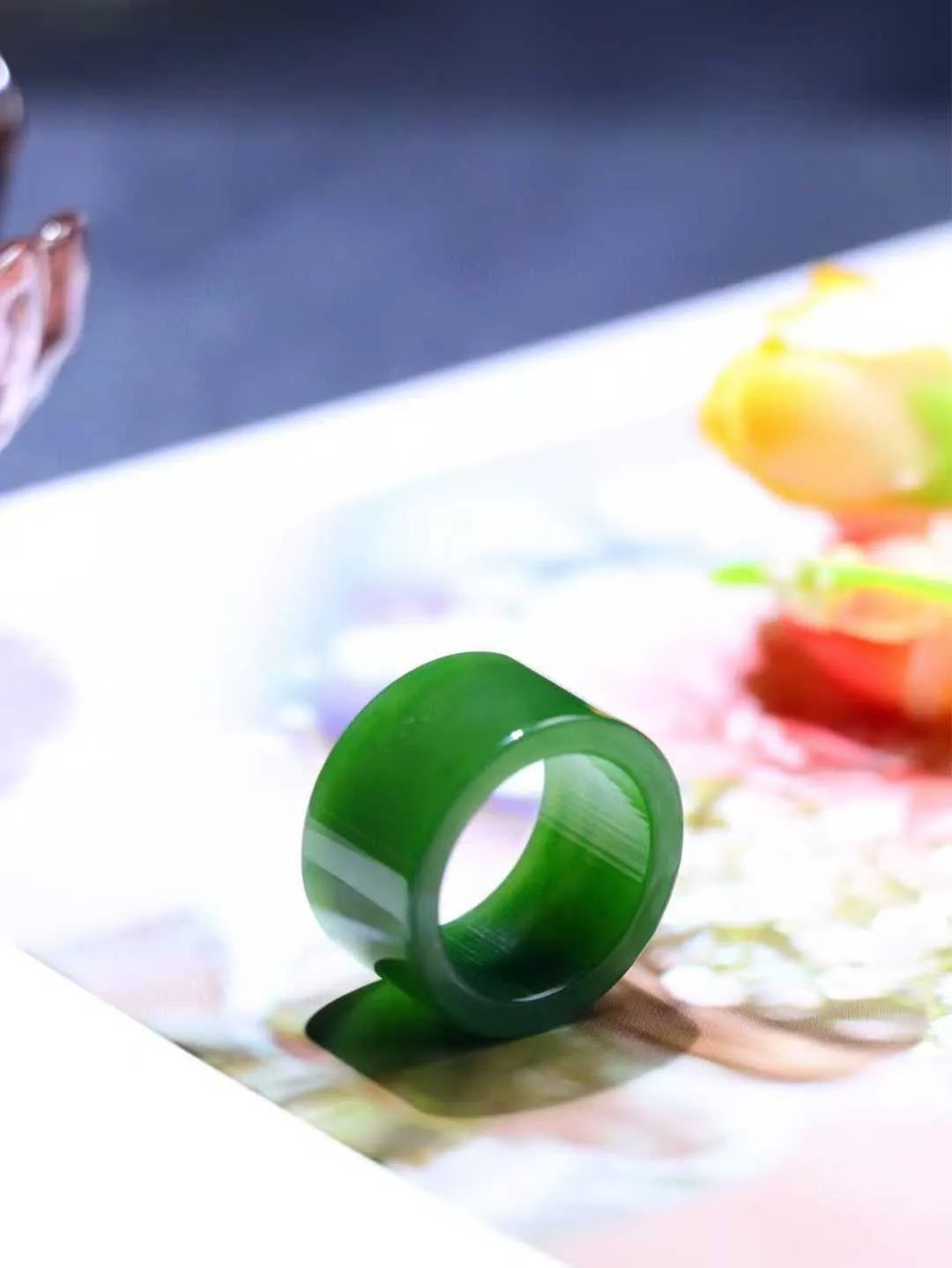 （古韵.扳指）

精品和田玉碧玉扳指 指环 戒圈。七号矿老料 纯正菠菜绿，直切工艺，款式精美，玉质细腻温润，油润感十足， 整器古韵生辉。优雅高贵。运筹帷幄于掌中，决胜于千里之外。

重7.4克   圈口18.3mm 尺寸12.7-3mm FS8242041278O