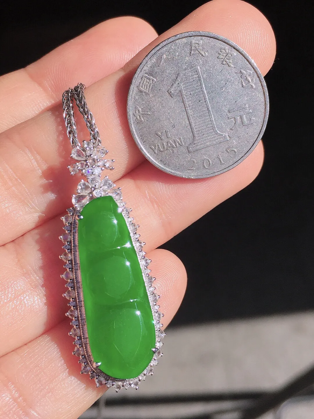 阳绿福豆吊坠，色泽均匀艳丽，玉质细腻，荧光感超
强，饱满圆润，尽显优雅气质，18k
金豪华镶嵌