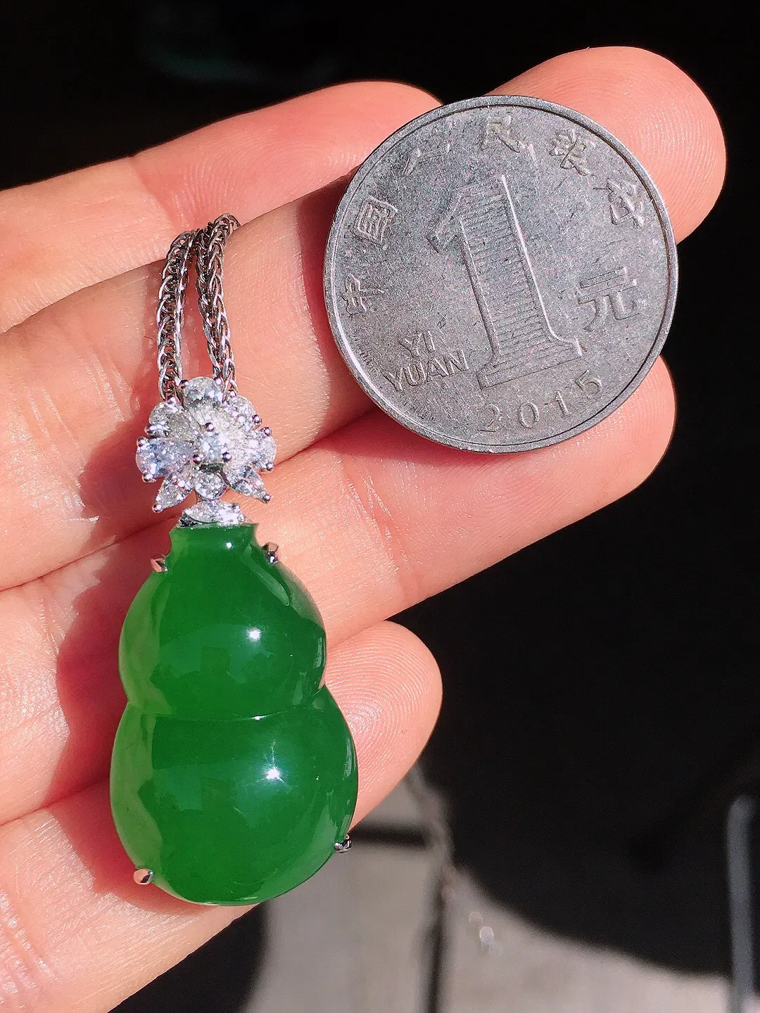 阳绿葫芦吊坠，色泽均匀艳丽，玉质细腻，荧光感超
强，饱满圆润，尽显优雅气质，18k
金豪华镶嵌