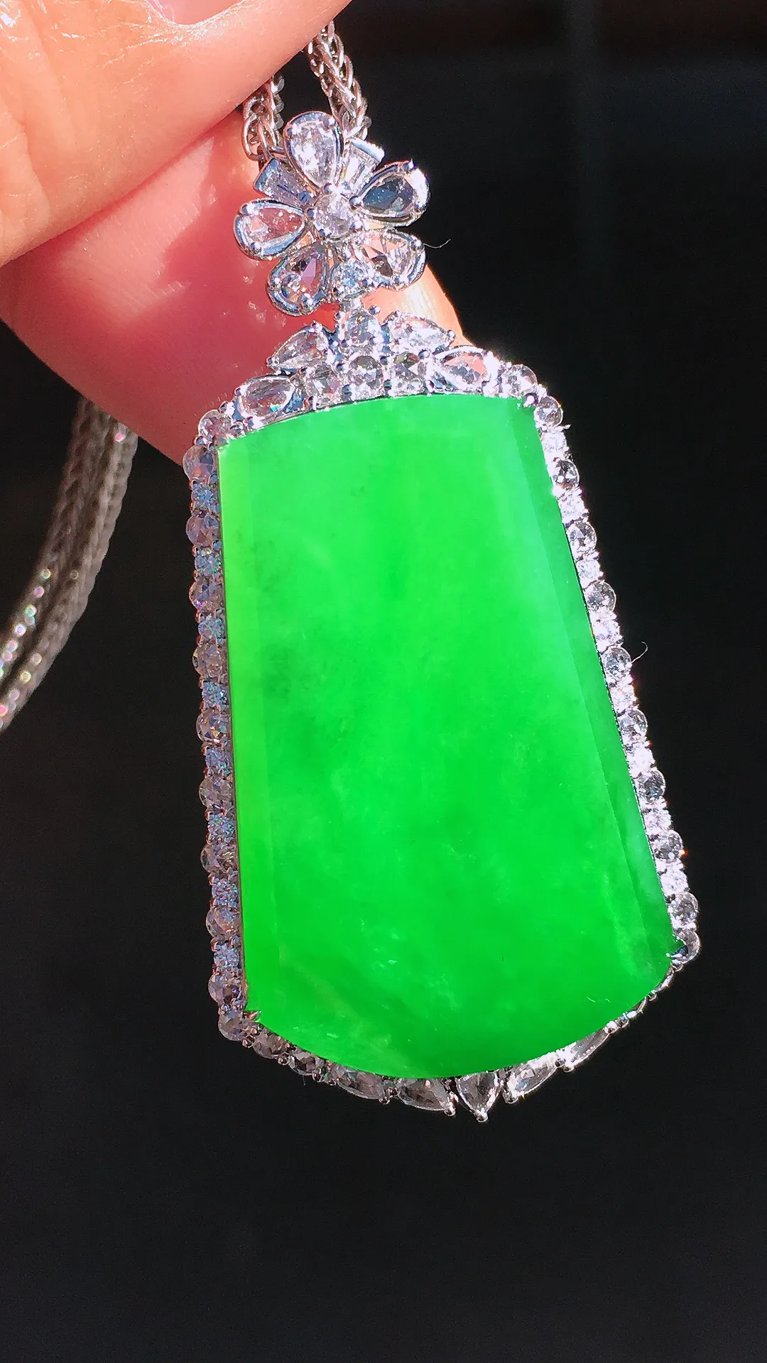 阳绿无事牌吊坠，色泽均匀艳丽，玉质细腻，荧光感超
强，饱满圆润，尽显优雅气质，18k
金豪华镶嵌